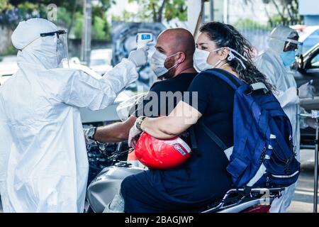 Guarulhos, Sao Paulo, Brasilien. März 2020. (INT)COVID-19/Einweihung des Behandlungszentrums Coronavirus. 27. März 2020 sind Guarulhos, Sao Paulo, Brasilien:Einwohner der Stadt Guarulhos heute bei der Eröffnung des ersten Coronavirus Behandlungszentrums in Brasilien am Parque CECAP anwesend, um eine verdächtige Beurteilung der COVID-19 durchzuführen. Diejenigen, die das Drive Thru System oder zu Fuß nutzen, wurden besucht to.Credit: Fepesil/Thenews2 Credit: Fepesil/TheNEWS2/ZUMA Wire/Alamy Live News Stockfoto