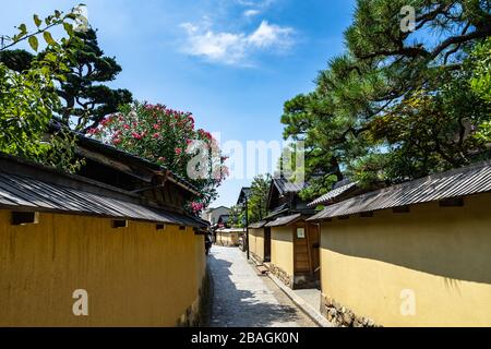 Straßen des Distrikts Nagamachi Samurai in Kanazawa, einem Gebiet, das mit seinen verbleibenden Samurai-Residenzen, Japan, eine historische Atmosphäre bewahrt Stockfoto