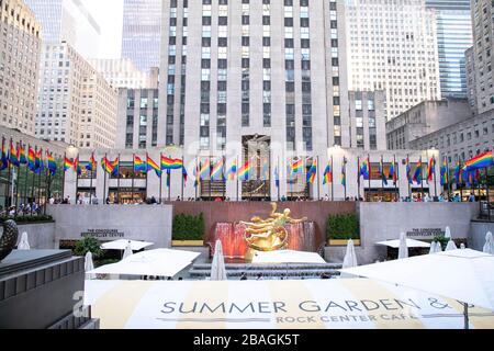 Homosexuelle Stolz-Flaggen im Rockefeller Center, New York City. Stockfoto