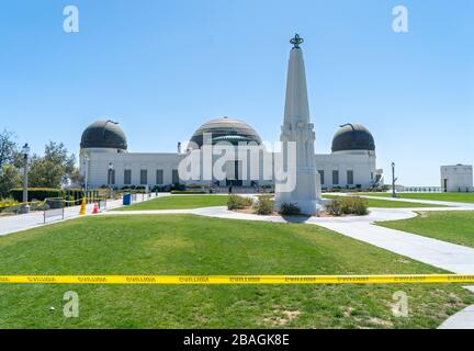 Das berühmte Los Angeles Wahrzeichen Griffith Observatory steht leer, nachdem es wegen der COVID 19-Sperre der Stadt für die Öffentlichkeit gesperrt wurde. Stockfoto