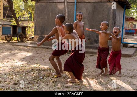 Novizenmönche spielen in ihrem Kloster, Bagan, Myanmar Stockfoto