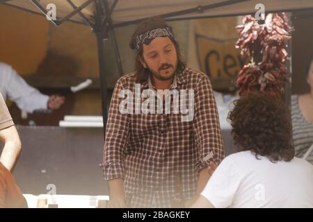 Diego luna comiendo tacos y bebiendo en una comida durante una Fiesta privada en restaurante mexicano en Hemosillo Sonora acompañado con el directo Stockfoto