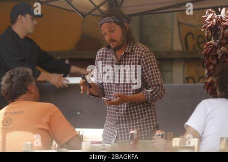 Diego luna comiendo tacos y bebiendo en una comida durante una Fiesta privada en restaurante mexicano en Hemosillo Sonora acompañado con el directo Stockfoto