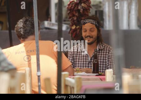 Diego luna comiendo tacos y bebiendo en una comida durante una Fiesta privada en restaurante mexicano en Hemosillo Sonora acompañado con el directo Stockfoto