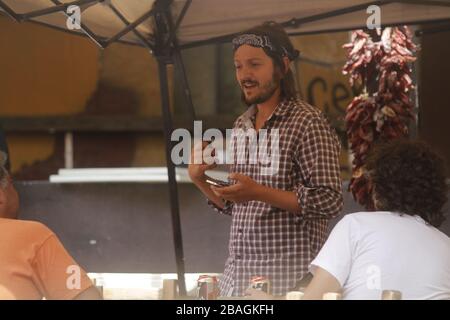 Diego luna comiendo tacos y bebiendo en una comida durante una Fiesta privada en restaurante mexicano en Hemosillo Sonora acompañado con el directo Stockfoto