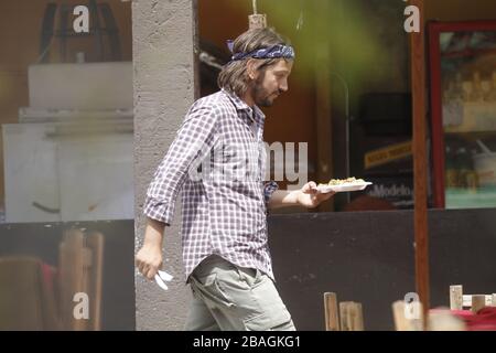 Diego luna comiendo tacos y bebiendo en una comida durante una Fiesta privada en restaurante mexicano en Hemosillo Sonora acompañado con el directo Stockfoto