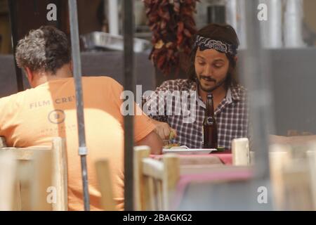 Diego luna comiendo tacos y bebiendo en una comida durante una Fiesta privada en restaurante mexicano en Hemosillo Sonora acompañado con el directo Stockfoto