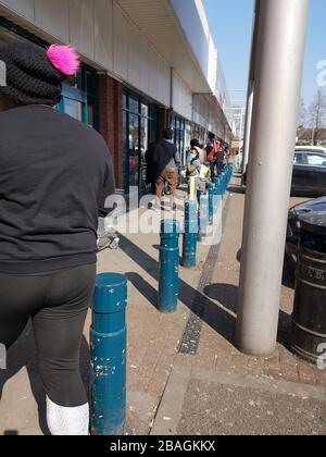 Shopping Queue Während Covid (2020) - Zwei Meter Soziale Distanz Regel Stockfoto