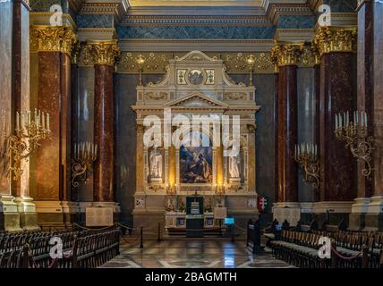 Innenansicht der Stephansbasilika, Kathedrale.Budapest, Ungarn. Das Heilige Recht in der Mitte. Stockfoto