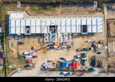 Auf einer großen Baustelle wird ein riesiges Firmengebäude errichtet Stockfoto