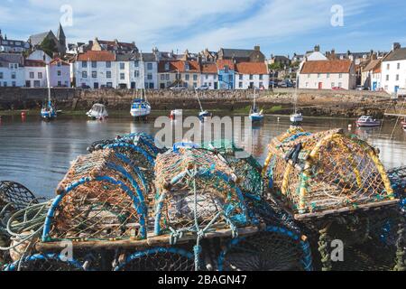 Traditionelle Hummer Töpfe/Krabbe Töpfe und kleine Fischerboote in der East Neuk of FIfe Fischen Dorf von Pittenweem, Schottland Stockfoto