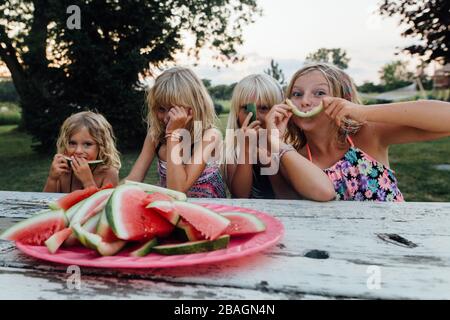 Kleine Kinder, die Spaß beim Essen Wassermelone draußen lachen im Sommer Stockfoto