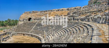 Das Innere des antiken Theaters in der griechischen Stadt Miletus, Türkei, an einem sonnigen Sommertag Stockfoto