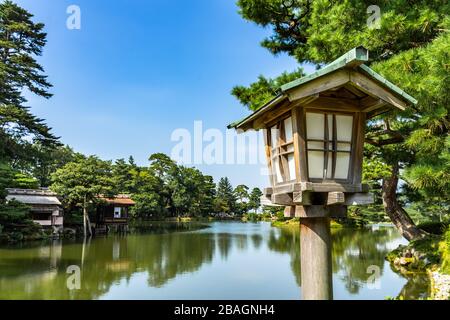 Nahaufnahme einer Holzlaterne im Kenrokuen-Garten in Kanazawa. Er gilt als einer der drei schönsten Gärten Japans Stockfoto