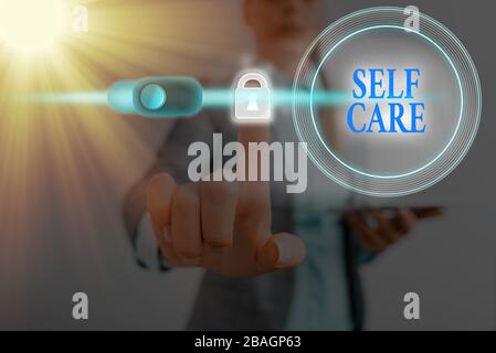 Handschriftertext Self Care. Konzeptionelles Foto die Praxis, Maßnahmen zur Verbesserung der eigenen Gesundheit zu ergreifen Stockfoto