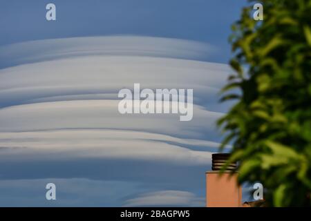 Riesige weiße Lentikularwolken über der Sierra Nevada in Granada Stockfoto