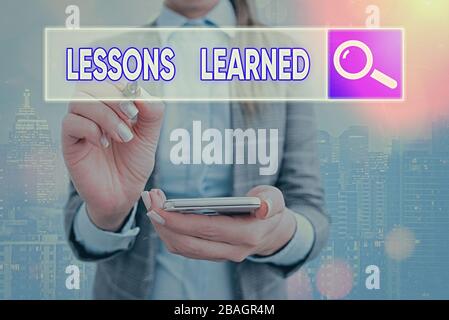 Textzeichen mit den Lektionen, die Sie gelernt haben. Firmenfototext das Wissen oder Verständnis, das durch Erfahrung gewonnen wurde Stockfoto