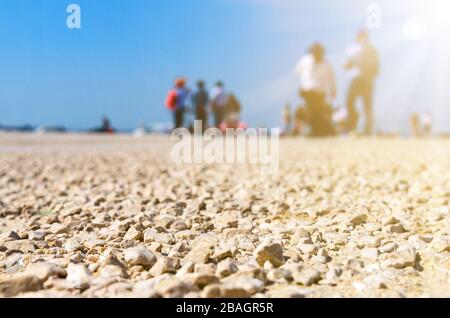 Strand mit Menschen als Hintergrund, verschwommen Stockfoto