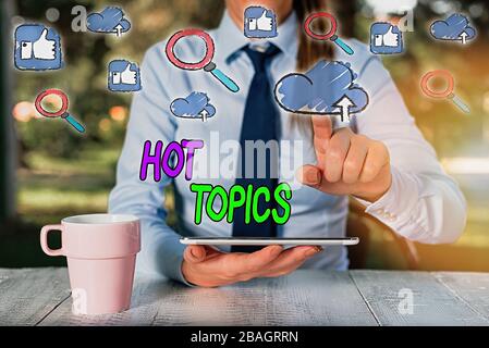 Konzeptionelle Hand schreiben Heiße Themen angezeigt. Konzept Bedeutung betrifft, die eine Menge angezeigt sind, Argumentieren und Diskutieren Stockfoto