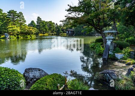 Malerische Wiew des Kasumigaike Teichs am Kenrokuen Garten mit der berühmten Kotojitoro Lantern an den Ufern, Kanazawa, Japan Stockfoto