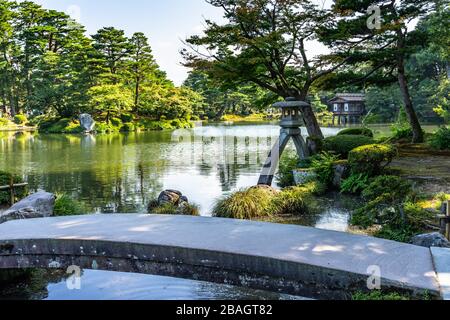 Der schöne Kenroku-en-Garten in Kanazawa, vom Kasumigaike Teich mit dem berühmten Kotoji-toro Lantern, Japan Stockfoto