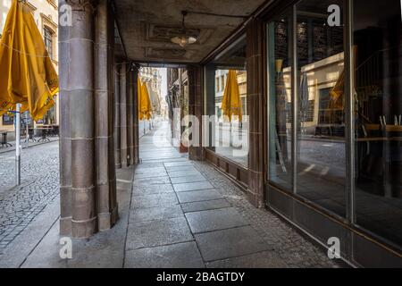 Leipzig, 03-27-2020, leere Restaurants und Geschäfte in der Innenstadt wegen Corona-/Barfuß-Gasse (Barfüßgässchen) Stockfoto