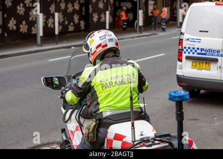 Sydney Sanitäter kommen vor einem hotel in sydney an, in dem Passagiere von Kreuzfahrtschiffs übernachten, Sanitäter kommen auf seinem Motorrad an Stockfoto