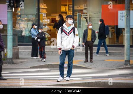 Junger Mann auf einem Kreuzweg während der Coronavirus Pandemie, Seoul, Korea Stockfoto