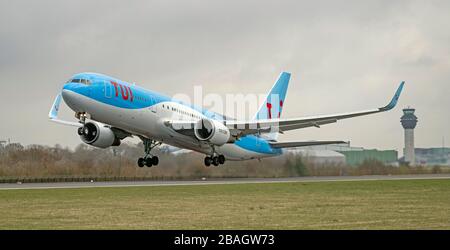 TUI Boeing 767-300 mit Start vom Flughafen Manchester (G-OBYH) Stockfoto