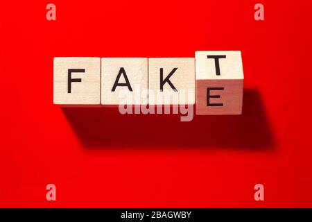 Fakt oder Fake, Symbol für gefälschte Nachrichten und alternative Fakten Stockfoto
