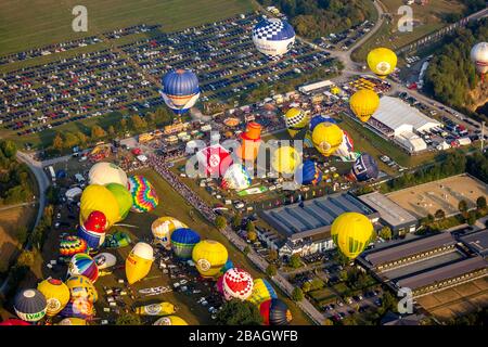Ballontreffen, Startballons, internationale Montgolfiade der Brauerei Warstein, 30.08.2019, Luftaufnahme, Deutschland, Nordrhein-Westfalen, Sauerland, Warstein Stockfoto