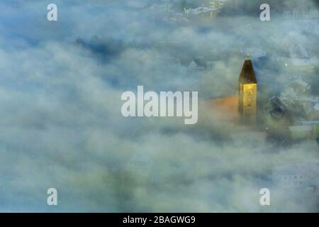 Kirchturm der Kirche St Stephanus aus den Wolken über Bockum-Hoevel, 04.02.2015, Luftbild, Deutschland, Nordrhein-Westfalen, Ruhrgebiet, Hamm Stockfoto