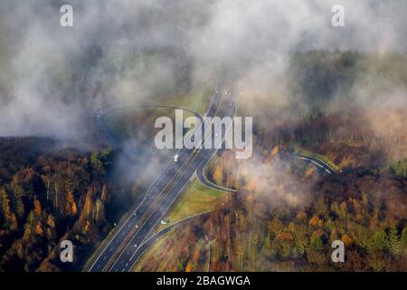 , Nebel über der Autobahn A46 bei der Exis Arnsberg-Altstadt, 11.12.2013, Luftbild, Deutschland, Nordrhein-Westfalen, Sauerland, Arnsberg Stockfoto