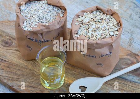 Vogelsamen mit Müsli und Öl machen, Serienbild 1/4 Stockfoto