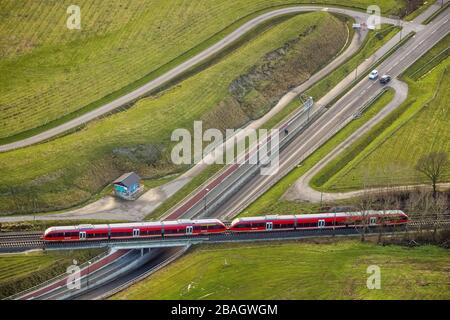 Der rote Regionalzug unterfährt eine Straßenunterführung bei Bockum-Hoevel in Hamm vom 04.01.2015, Luftbild, Deutschland, Nordrhein-Westfalen, Ruhrgebiet, Hamm Stockfoto