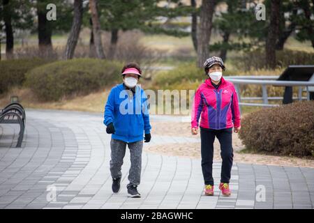 Ältere Frauen, die während der Coronavirus Pandemie, Seoul, Korea, auf Fitness-Studio gehen Stockfoto