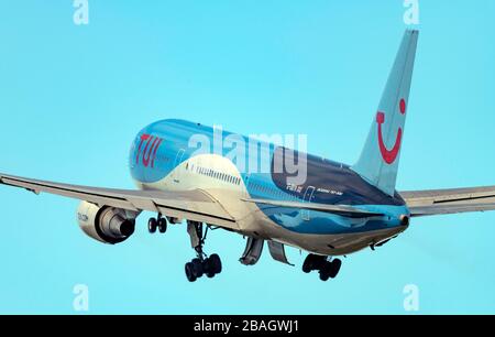TUI Boeing 767-300 mit Start vom Flughafen Manchester (G-OBYH) Stockfoto