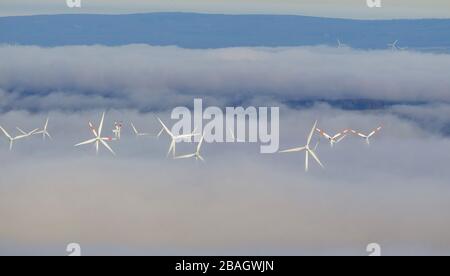 , Windturbinen aus einer Nebelschicht, 11.12.2013, Luftbild, Deutschland, Nordrhein-Westfalen, Sauerland, Marsberg Stockfoto