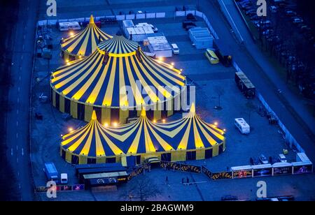 , Nachtaufnahme des Zirkuszeltzirkus Flic Flac mit dem 3. Weihnachtszirkus Schoene Feuertage in Dortmund, 17.12.2013, Luftaufnahme, Deutschland, Nordrhein-Westfalen, Ruhrgebiet, Dortmund Stockfoto