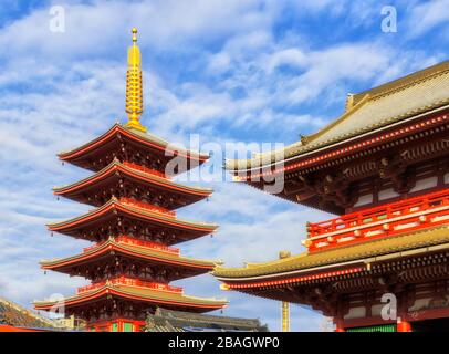 Rot-weißer goldener Pagodenturm bei Senso Ji in Asakusa in Tokio an einem sonnigen Tag gegen den blauen Himmel. Stockfoto