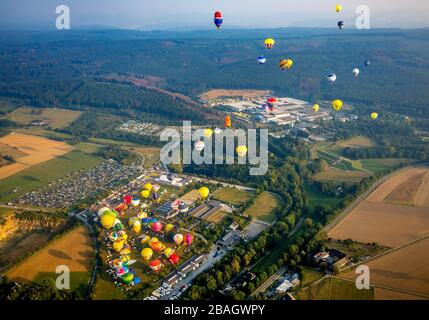 Ballontreffen, Startballons, internationale Montgolfiade der Brauerei Warstein, 30.08.2019, Luftaufnahme, Deutschland, Nordrhein-Westfalen, Sauerland, Warstein Stockfoto