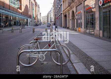 Leipzig, 03-27-2020, leere Restaurants und Geschäfte in der Innenstadt wegen Corona/Neumarkt Stockfoto