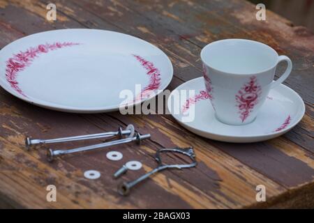 Birdhouse wird mit einem alten Kaffeeset hergestellt, Serienbild 1/6, Deutschland Stockfoto