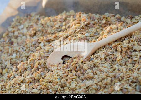 Vogelsaat mit Müsli und Öl, Serienbild 4/4 Stockfoto