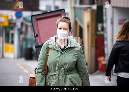 Amerikanerin, die während der Coronavirus Pandemie in Seoul, Korea eine Schutzmaske trägt Stockfoto