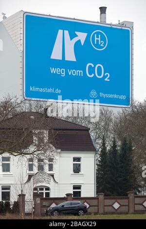 Großformat-Plakat an der Autobahn A 40, von CO2 bis H2, Klimastahl, Fabrikhalle von ThyssenKrupp Steel Europe, Deutschland, Nordrhein-Westfalen, Ruhrgebiet, Bochum Stockfoto