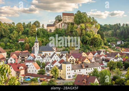 Blick auf die Stadt und die Burg Pottenstein mit Kirche St. Bartholomäus, Deutschland, Bayern, Oberfranken, Oberfranken, Pottenstein Stockfoto