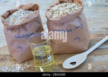 Vogelsamen mit Müsli und Öl machen, Serienbild 1/4 Stockfoto