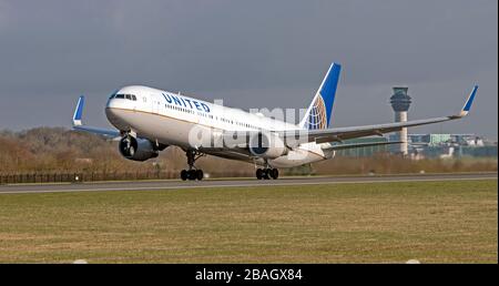 United Airlines Boeing 767-322, N658UA, Abfahrt vom Flughafen Manchester Stockfoto