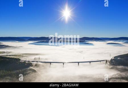 Bau des Talviadukts Nuttlar beauftragte die Spaltschließung der A46 zwischen Nuttlar und Bestwig, 11.12.2013, Luftaufnahme, Deutschland, Nordrhein-Westfalen, Bestwig Stockfoto